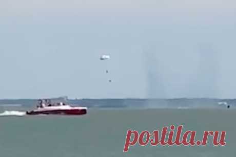Штурмовик Су-25 рухнул в море на глазах у отдыхающих в Краснодарском крае. Что известно о катастрофе?. В Азовское море в районе Ейска Краснодарского края упал штурмовик Су-25. Информацию об этом подтвердили в пресс-службе Южного военного округа. Отдыхающие на пляже первыми стали свидетелями катастрофы. Люди изначально приняли происходящее за тренировку. Пилот военного штурмовика погиб.