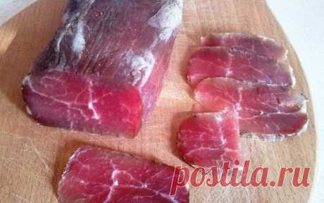 Вкусное мяско, которое не требует особых затрат и кулинарных умений, — это находка для каждой хозяюшки. Нам стало так привычно жарить, запекать и варить продукты, что мы совсем позабыли о традиционном способе приготовления мяса — вялении. Что может быть лучше, чем прошутто, салями или бастурма? Только вяленая говядина собственного приготовления, которая в разы полезнее и вкуснее, чем магазинные колбасы и копчености. Получается очень вкусная закуска всего за 3 дня, очень по...