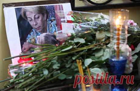 Цветы у здания фонда &quot;Справедливая помощь&quot;, который возглавляла Елизавета Глинка (Доктор Лиза)
© Дмитрий Серебряков/ТАСС.  Подробнее на ТАСС:
https://tass.ru/obschestvo/3905164  |  ТАСС: Общество - По погибшим в авиакатастрофе под Сочи объявлен траур