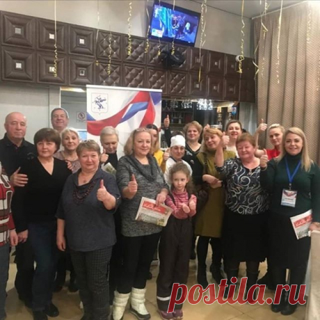На изображении может находиться: один или несколько человек, люди стоят и в помещении