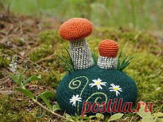 Вяжем крючком игольницу «По грибы». Часть 1 Какая прекрасная пора — лето! Солнце, тепло, цветы и масса других удовольствий! А для многих — еще и несказанная радость походов за грибами.