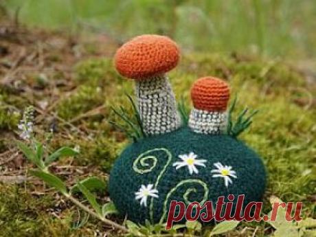 Вяжем крючком игольницу «По грибы». Часть 1 Какая прекрасная пора &#8212; лето! Солнце, тепло, цветы и масса других удовольствий! А для многих &#8212; еще и несказанная радость походов за грибами.