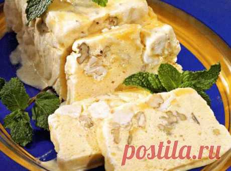 Семифредо с нугой и орехами.