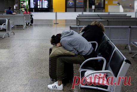 Россиянам дали советы на случай отмены или задержки рейса. Эксперты туристической отрасли дали советы российским путешественникам на случай отмены или задержки самолета. Так, если рейс не вылетел вовремя, авиапассажиры вправе отказаться от полета и потребовать у перевозчика возврата денег. Также путешественники имеют право потребовать место для хранения багажа.