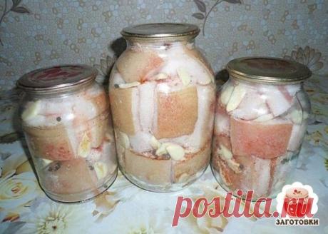 Очень вкусное сало 

Предлагаю вам приготовить самое вкусное сало. Советую взять на заметку этот простой и доступный рецепт. 

Попробуйте — не пожалеете! Закусочка получается невероятно вкусная, сметают влёт. 

Ингредиенты: 

• сало 

• вода — 1 литр 

• поваренная соль — 1 стакан 

• лавровый лист — 3-4 штуки 

• перец горошком — по вкусу 

• репчатый лук — 1 штука 

• чеснок — 3-4 зубчика 

• черный молотый перец. 

Как приготовить вкусное сало: 

Складываем сало в кастр...