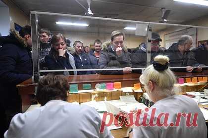 Недовольный правилами в больнице россиянин избил врача. Житель Череповца напал на заместителя главного врача после того, как не получил направлений к узким специалистам для своих детей. В регистратуре россиянину рекомендовали сначала пойти на прием к участковому педиатру. Ответ не устроил отца, тогда регистратор направила его к руководству поликлиники.