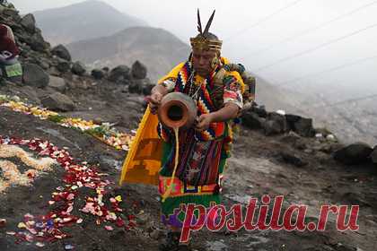 Перуанские шаманы провели обряд над портретом Зеленского. Перуанские шаманы провели ежегодный ритуал очищения над портретами мировых лидеров, в том числе и президента Украины Владимира Зеленского. Заклинатели из южноамериканской страны, как правило, берут на обряд лишь изображения президентов РФ и США. Однако в этом году по неизвестной причине к ним попало и фото Зеленского.