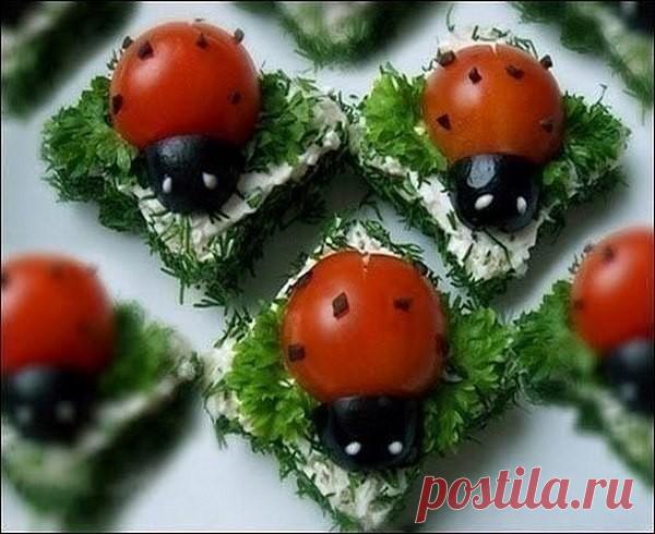 ПОДБОРКА БУТЕРБРОДОВ ДЛЯ ПРАЗДНИЧНОГО СТОЛА

1. ЗАКУСОЧНЫЕ БУТЕРБРОДЫ С ПЕЧЕНЬЮ ТРЕСКИ

Ингредиенты:

· печень трески-2 баночки по 100 гр
· яйца-3-4 шт
· тертый,твердый сыр-количество по желанию
· майонез
· батон французский
· 2 зубка чеснока
· укроп
· лук зеленый для украшения

Приготовление:

Батон нарезать кусочками и поджарить в тостере или на сухой сковороде.
Яйца натереть, печень трески подавить вилкой.
Соединить с сыром, рубленным укропом и майонезом.
Кусочки батона...