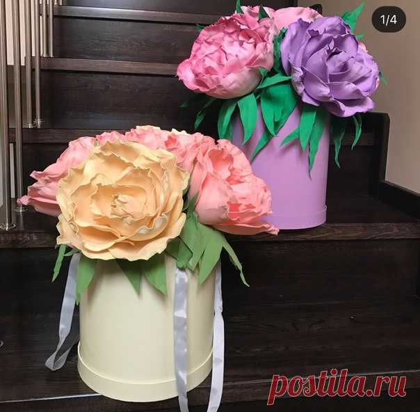 #крепления_цветов@wowflowers_mk

Мастерицы , всем добрый вечер 
Вопрос про шляпные коробки
Подскажите как крепить цветы внутри ??