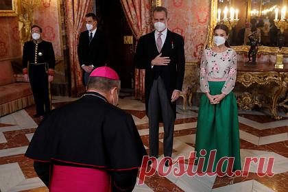 Королева Испании вышла в свет в платье 44-летней давности. Королева Испании Летиция вышла в свет в платье 44-летней давности, которое принадлежало ее свекрови. 49-летняя знаменитость посетила мероприятие во дворце Сарсуэла. Она надела платье бренда Valentino, которое состоит из зеленой юбки в пол и блузки молочного цвета с вышивкой в виде розовых цветов.