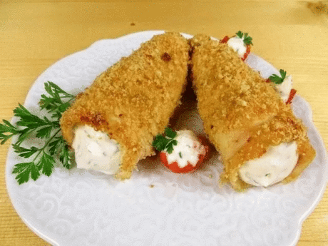 Восхитительные куриные рулетики с начинкой
Надо взять:
500 гр куриная грудка (филе)
100 гр творожный сыр
1\2 шт сладкий перец
зелень укропа
по вкусу соль
3-5 ст.лож сухари панировочные
3 ст.лож растительное масло
2 ст.лож сметана
Приготовление:
1. Грудку нарезаем на кусочки, отбиваем до одной толщины. Каждый кусочек присолим и смажем растительным маслом. После чего накручиваем отбитую грудку на трубочку для выпечки (трубочки можно сделать самим из картона и фольги).
2. Что...