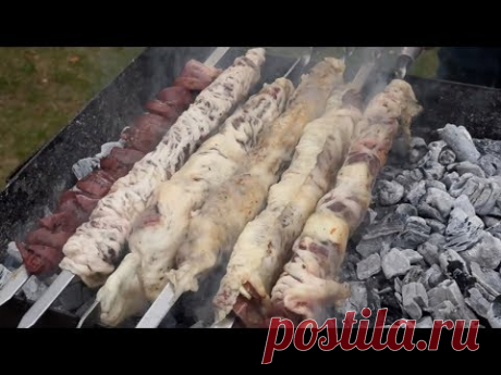 Шашлык из потрохов ягнёнка,завёрнутый в жировую сетку.