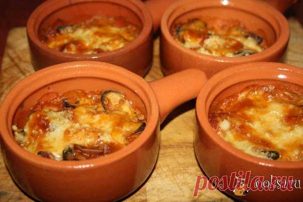 Горячая закуска из мидий Яркая, насыщенная, сочная и очень вкусная горячая закуска из мидий с томатами и сыром. Такая закуска займет достойное место и на романтическом ужине, и на праздничном столе! Готовится очень быстро и просто, равнодушных не будет, поверьте! По желанию в томатный соус можно еще добавить цедру лимона для дополнительной пикантной нотки.