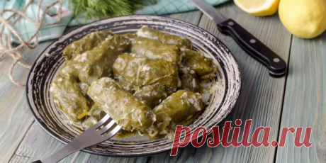 Греческая долма с лимонным соусом: рецепт - Лайфхакер
