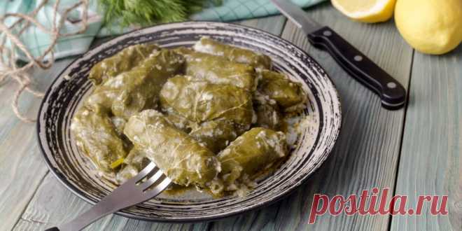 Греческая долма с лимонным соусом: рецепт - Лайфхакер