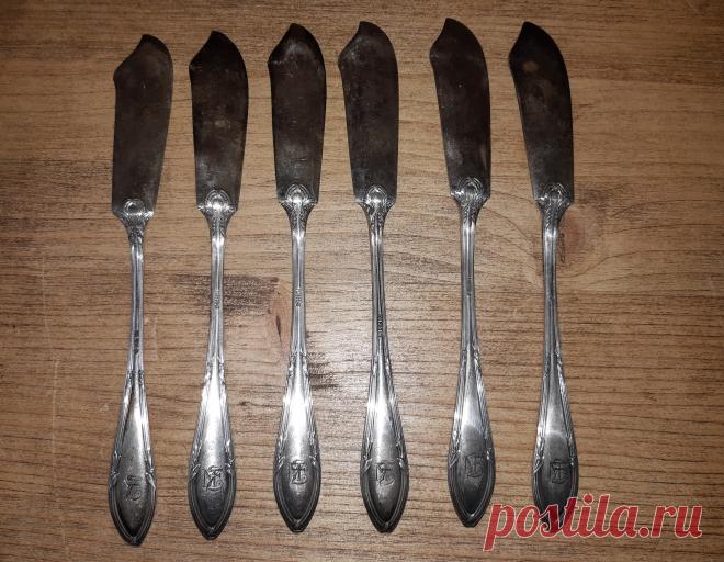 Ножи для торта с монограммой "MZF". Столовое серебро. 800 проба. Германия. Клеймо. Набор. Общий вес : 290 грамм. Размер : 200 (85) х 22 мм.

Цена : 14 000 руб.