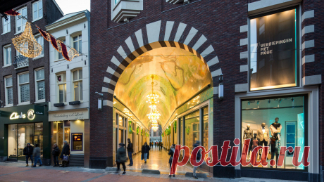 Amsterdam Oersoep — торговый пассаж в центре голландской столицы | Чёрт побери Amsterdam Oersoep — торговый пассаж, протянувшийся между улицами Дамрак и Ньивендейк в Амстердаме, Нидерланды, и оформленный художниками Арно Коенен, Айрис Роскам и Ханс ван Бентем. Он является частью большого проекта Nowadays по реконструкции этих двух центральных улиц столицы, осуществлённого студиями Arttenders и Rijnboutt. Название «Amsterdam Oersoep» можно перевести с голландского языка как...