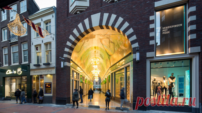 Amsterdam Oersoep — торговый пассаж в центре голландской столицы | Чёрт побери Amsterdam Oersoep — торговый пассаж, протянувшийся между улицами Дамрак и Ньивендейк в Амстердаме, Нидерланды, и оформленный художниками Арно Коенен, Айрис Роскам и Ханс ван Бентем. Он является частью большого проекта Nowadays по реконструкции этих двух центральных улиц столицы, осуществлённого студиями Arttenders и Rijnboutt. Название «Amsterdam Oersoep» можно перевести с голландского языка как...