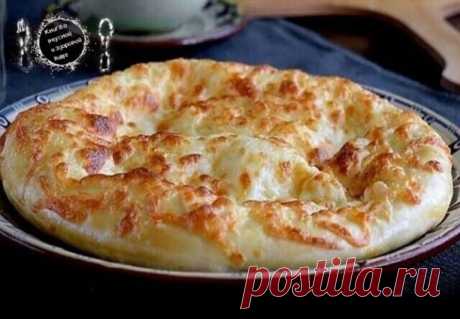 #рецепты 
Хачапури - самый лучший рецепт.
Ингредиенты:
-Мука - 3 стакана
-Кефир - 1 стакан
-Яйцо - 2 штуки
-Сахар - 1 чайная ложка
-Соль - 1 чайная ложка
-Сода - 0,5 чайной ложки
-Масло растительное - 1 столовая ложка
-Сыр твёрдый - 400 грамм
-Масло сливочное - 50 грамм.
Приготовление:

1. В кефир добавить 1 яйцо, соль, сахар, растительное масло и всё хорошо перемешать.

2. В 2 стакана просеянной муки добавляем соду, перемешиваем и соединяем с кефиром. Замешиваем мягкое те...