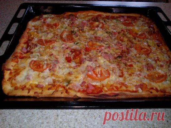 ...
Быстрая пицца на противне
Ингредиенты:
Яйца — 2 Штуки
Майонез — 3 Ст. ложки
Мука — 3 Ст. ложки
Колбаса — 150 Грамм
Лук — 1/2 Штуки
Помидор — 1 Штука
Сыр — 200 Грамм
Зелень — - По вкусу
Приготовление:
Смешиваем яйца, майонез и муку. Хорошенько перемешиваем. Получившееся тесто выливаем в форму для запекания.
Далее выкладываем начинку. У меня сперва идет колбаса.
Затем - слой лука.
Затем - помидоры.
Затем щедро посыпаем пиццу слоем тертого сыра. При желании можно посыпать зелен