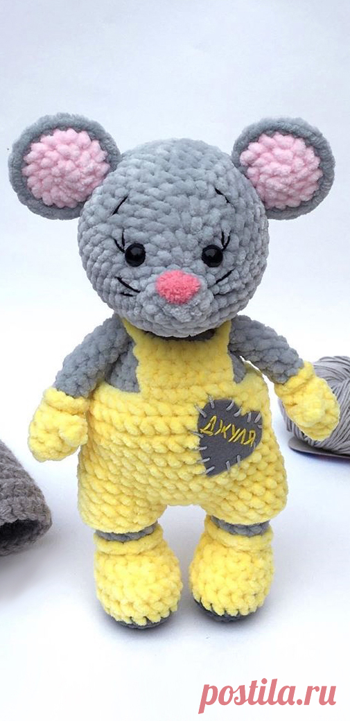 PDF Мышонок в комбезе крючком. FREE crochet pattern; Аmigurumi doll patterns. Амигуруми схемы и описания на русском. Вязаные игрушки и поделки своими руками #amimore - Мышь в комбинезоне, мышка из плюшевой пряжи, плюшевый мышонок, крыса.