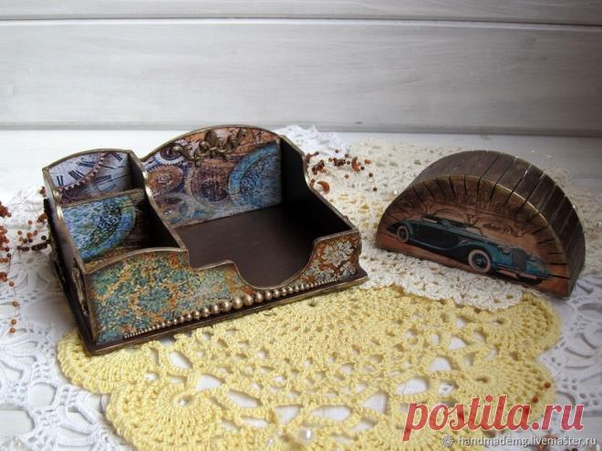 Набор для письменного стола. Визитница и стикерница – купить на Ярмарке Мастеров – I98IJRU | Линейки, Москва Набор для письменного стола. Визитница и стикерница. в интернет-магазине на Ярмарке Мастеров. Строгий и элегантный комплект для письменного стола.
Состоит из визитницы и стикерницы.
 Набор выполнен в одном стиле, поможет организовать Ваше рабочее пространство на письменном столе, украсит рабочий, а может быть домашний кабинет, придаст индивидуальности и уюта.