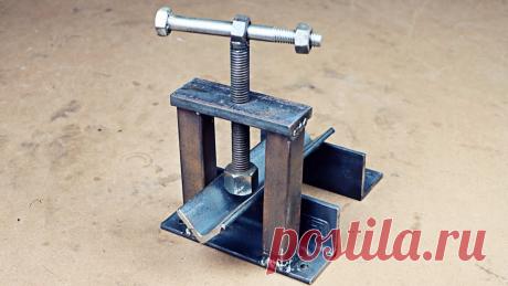 Простые тиски для зажима круглых заготовок Всем доброго времени суток, дорогие друзья самоделкины! Я думаю, у многих была такая ситуация, что было необходимо обработать металлическую трубу большой длинны. Я сам, несколько лет назад, столкнулся с подобной проблемой, когда передо мной лежало с десяток труб длинной по 3 м, а их нужно было