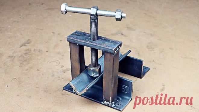 Простые тиски для зажима круглых заготовок Всем доброго времени суток, дорогие друзья самоделкины! Я думаю, у многих была такая ситуация, что было необходимо обработать металлическую трубу большой длинны. Я сам, несколько лет назад, столкнулся с подобной проблемой, когда передо мной лежало с десяток труб длинной по 3 м, а их нужно было