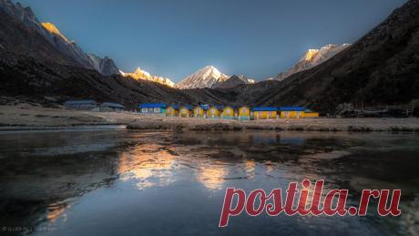 «В ледовом зеркале рассвета». Поселок Бимтанг, Гималаи, Непал. Автор фото – Евгений Самученко: nat-geo.ru/photo/user/52530/