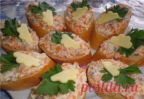 "Ложная икорка"

 
 ●Сельдь - 1 шт
 ●Масло сливочное - 150 г
 ●Сырок плавленый - 2 шт
 ●Морковь (небольшая) - 3 шт 

       Селедку почистить . Морковь отварить до готовности. Селедку, морковь, масло, сырки перекрутить через мясорубку и размешать. Храниться в холодильнике до 5 дней Можно намазывать на хлеб, батон, на ломтики отварного или печеного картофеля, фаршировать яйца, огурцы, помидоры. 
•••