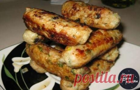 Чудо пальчики из фарша! Закуска, которую обожают мужчины! И это не единственный ее плюс 
Ингредиенты:
300 грамм фарша свиного
250 грамм фарша птицы
2 яйца
1 луковица
35 миллилитров кефира
8 грамм соли
1 десертная ложка перца молотого
3 столовые ложки маргарина
3 столовые ложки масла (подсолнечного)
20 грамм муки
Способ приготовления:
1.В миске смешать яйца с фаршем, нарезанным луком, солью, перцем, кефиром.
Фарш вымесить руками.
2.Сформировать из фарша длинненькие колбаски...