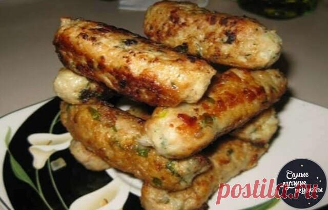 Чудо пальчики из фарша! Закуска, которую обожают мужчины! И это не единственный ее плюс 
Ингредиенты:
300 грамм фарша свиного
250 грамм фарша птицы
2 яйца
1 луковица
35 миллилитров кефира
8 грамм соли
1 десертная ложка перца молотого
3 столовые ложки маргарина
3 столовые ложки масла (подсолнечного)
20 грамм муки
Способ приготовления:
1.В миске смешать яйца с фаршем, нарезанным луком, солью, перцем, кефиром.
Фарш вымесить руками.
2.Сформировать из фарша длинненькие колбаски...