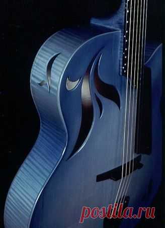 ГИТАРА

Что же ты молчишь, моя гитара,
Почему, как раньше не поёшь,
Рокенрольный ритм битловский, старый
В современном темпе не найдёшь.

Вспомни, как с тобой давали жару
Вечерами поздними вдвоём,
Что же ты сейчас молчишь, гитара?!
От чего, как прежде не поём?!

Помнишь, как друзей ты собирала
Под мотив простой и до утра,
В каждом сердце двери открывала,
Согревая у любви костра.

Помнишь, голосок девичий кроткий?
Тот, что подпевал в саду весной?