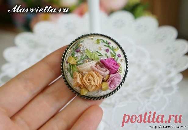 Маленькие розочки из узкой ленты для создания броши