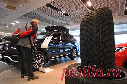 Россиянам дали советы по покупке авто после роста цен. Если человек ищет машину здесь и сейчас, лучше всего звонить продавцам из разных городов, выезжать лично и торговаться, так как в каждом регионе разная степень дефицита. Об этом рассказал автоэксперт, гендиректор компании «Мой Автопрокат» Дмитрий Матвеев. Советами по покупке авто он поделился в беседе с «Лентой.ру».