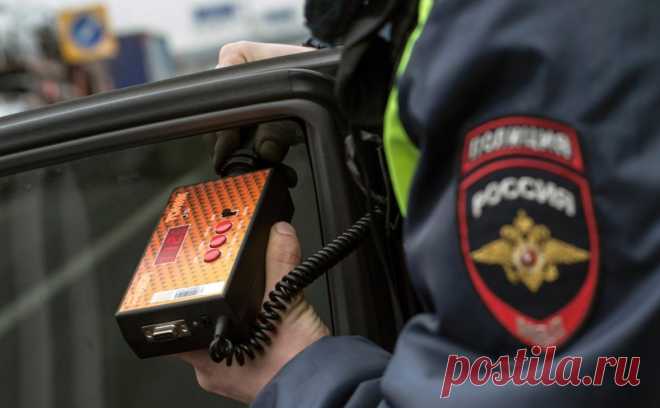 В Госдуме предложили больше не штрафовать россиян за тонировку. Депутаты из фракции «Новые люди» внесли в Госдуму законопроект об отмене штрафов за тонировку стекол в автомобиле.