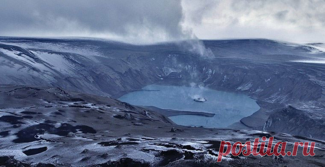 Исландия: вулкан Гримсвотн.  
AirPano, рискуя жизнью оператора, засняло извержение вулкана Гримсвотн, выпускающего в день в десятки-сотни раз больше пепла, чем всем известный Эйяфьядлайекюдль  |  Достопримечательности / Путешествия / Моя Планета