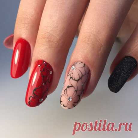 Маникюр красным лаком