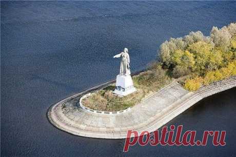 Монумент Матери-Волги.