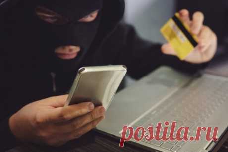 Мошенники украли у пенсионерки 1,2 млн рублей под предлогом декларирования. Пожилая женщина по указу аферистов передала им 500 тыс. рублей накоплений, после чего сняла с банковского счета еще 700 тыс. рублей.