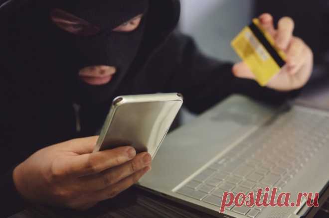 Мошенники украли у пенсионерки 1,2 млн рублей под предлогом декларирования. Пожилая женщина по указу аферистов передала им 500 тыс. рублей накоплений, после чего сняла с банковского счета еще 700 тыс. рублей.