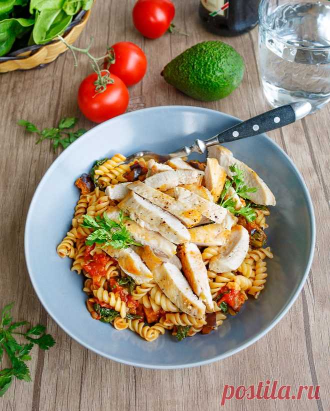 Фузилли с овощным соусом, шпинатом и куриным филе