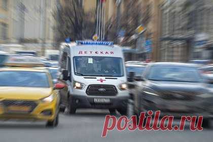 Россиянин сбил ребенка в Новосибирской области и скрылся с места ДТП. В городе Татарске Новосибирской области водитель сбил ребенка и скрылся с места ДТП, оставив его лежать на дороге. Камеры видеонаблюдения зафиксировали, как внедорожник на большой скорости поворачивает во двор и переезжает ребенка. Местные жители опознали в мужчине члена совета депутатов Татарского района.