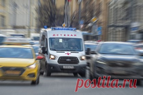 Россиянин сбил ребенка в Новосибирской области и скрылся с места ДТП. В городе Татарске Новосибирской области водитель сбил ребенка и скрылся с места ДТП, оставив его лежать на дороге. Камеры видеонаблюдения зафиксировали, как внедорожник на большой скорости поворачивает во двор и переезжает ребенка. Местные жители опознали в мужчине члена совета депутатов Татарского района.