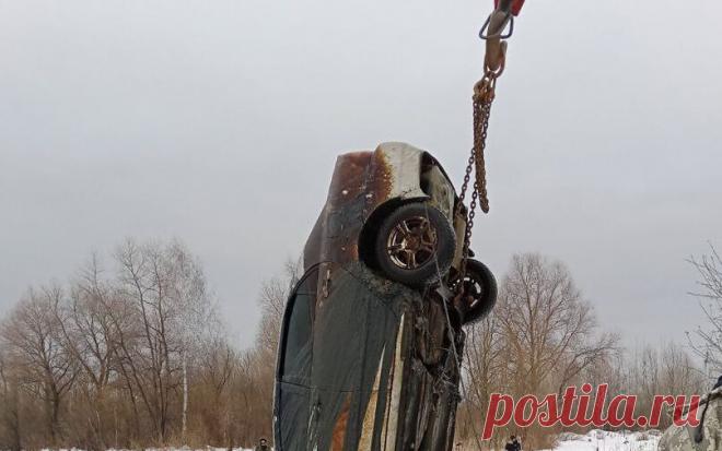 В Новосибирской области из озера достали автомобиль с трупом, около 13 лет лежавший на дне. В Новосибирской области спасатели подняли из воды автомобиль с телом внутри. Об этом сообщает Центр ГО, ЧС и ПБ региона. Машину нашли на озере Плес, недалеко от СНТ "Ивушка". Транспортное средство лежало на дне в 30 метрах от ...