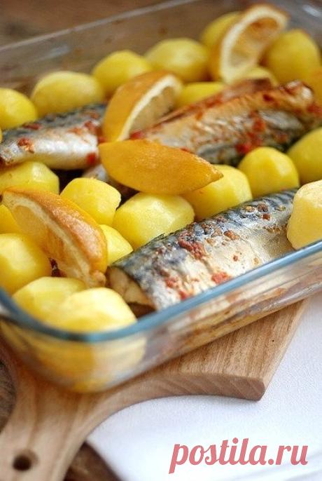 Запеченная острая скумбрия с картофелем.
Ставьте "Класс!", чтобы рецепт сохранился на вашей страничке!

Конечно, скумбрия - это не лосось, но тоже вполне достойная рыба по-моему. И рецепт довольно необычный, рыба получается не очень острая, но пикантная!

Время приготовления: 60 минут
Порций: 5

Вам потребуется:

5 средних тушек скумбрии (около 300 г каждая)
1,2 кг картофеля
2 лайма (или 1 крупный лимон)
2 небольших острых перчика
2-3 зубчика чеснока
1/4 ч.л. молотой зиры
...