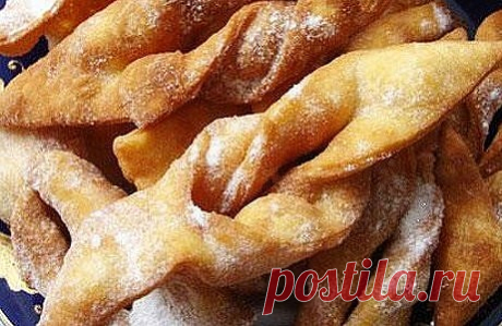Вкуснейший и легкий в приготовлении хрустящий хворост.
Понадобится: 
Кефир — 1,5 стак. 
Яйца — 1 шт. 
Сахар — 3 ст. л. 
Растительное масло — 2 ст. л. 
Соль — 0,5 ч. л. 
Сода — 0,5 ч. л. 
Мука — 2-3 стак. 
Ванильный сахар — 1 пакетик 
Приготовление: 
1. Замесить мягкое тесто (такое, чтобы не прилипало к рукам), накрыть и оставить "отдыхать" на 20 минут. 
2. Посыпать стол мукой, разделить тесто на 2 части, раскатывать прямоугольный пласт не тоньше 1 см, порезать на небольшие...
