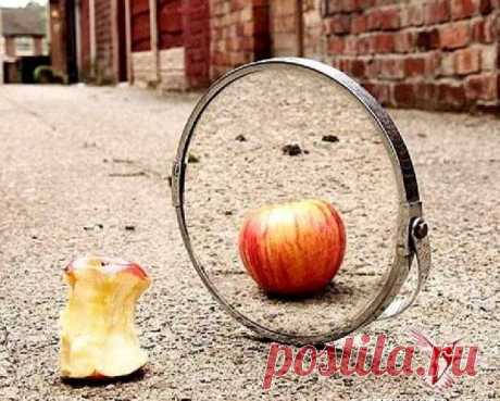 Как зеркало меняет нашу внешность - ПолонСил.ру - социальная сеть здоровья - медиаплатформа МирТесен В вопросах внешнего вида мы ориентируемся, прежде всего, на наше отражение в зеркале. Но говорит ли оно правду? Будем разбираться… Оптические свойства зеркал и органов восприятия человека Чтобы прояснить вопрос правдивости зеркал, нужно вспомнить уроки истории, физики и анатомии. Отражающий эффект