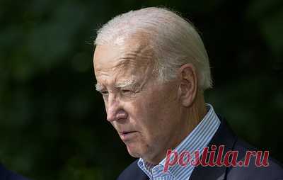 Байден назвал "красивым парнем" Трампа на его тюремном снимке. Бывший американский лидер ранее прошел через формальную процедуру ареста в тюрьме округа Фултон по делу о вмешательстве в выборы
