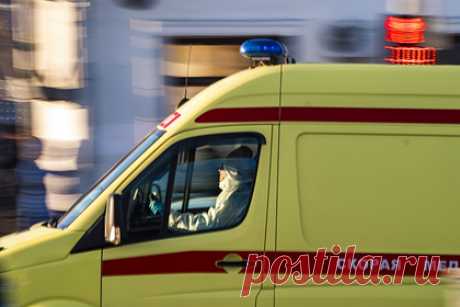 Российские школьники избили одноклассницу и оставили лежать в снегу без сознания. В Копейске двое третьеклассников избили школьницу во дворе образовательного учреждения и оставили лежать в снегу без сознания. На кадрах видно, что два ребенка подбегают к девочке и пытаются повалить ее на снег. Когда она падает, один из учащихся бьет ее ногой, после чего российская школьница перестает двигаться.